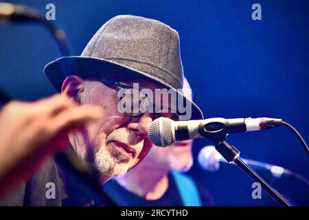 Stockton-on-Tees, Großbritannien. 15. Juli 2023. Die legendären Folk Rocker Lindisfarne begeisterte die ausverkaufte Menge mit einem Markenzeichen für energiegeladene, fesselnde Leistung Stockfoto