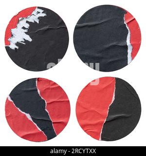 Abgerissene runde rote und schwarze Papieraufkleber auf weißem Hintergrund mit Beschneidungspfad Stockfoto