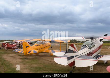 Hasselt. Limburg - Belgien 27-08-2022 Offene öffentliche Ausstellung von Oldtimer-Flugzeugen auf dem Grasflugplatz im Hasselt Aero Club. Verschiedene Modelle Stockfoto