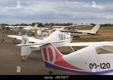 Hasselt. Limburg - Belgien 27-08-2022 Kollektion verschiedener Modelle leichter Flugzeuge bei einer öffentlichen Ausstellung von Oldtimer-Flugzeugen auf dem Grasflugplatz in Stockfoto