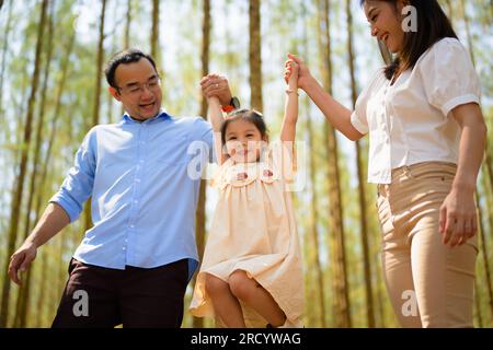 Glückliche Familie, die Spaß hat mit dem Sommerausflug im Park zusammen am Wochenende Stockfoto