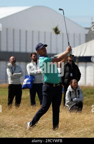 Hoylake, Merseyside, Großbritannien. 17. Juli 2023; 17. Juli 2023; Royal Liverpool Golf Club, Hoylake, Merseyside, England: The Open Championship Practice Day; Matt Wallace (eng) spielt ab Rough im 2.-Loch-Loch. Gutschrift: Action Plus Sports Images/Alamy Live News Stockfoto