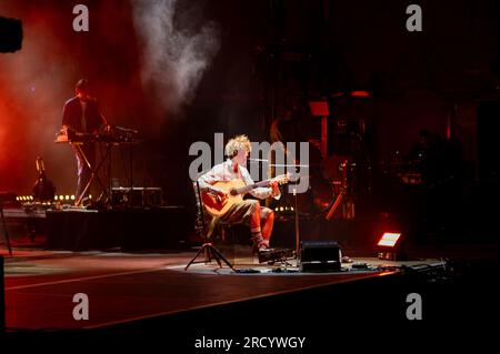 Der spanische Künstler Guitarricadelafuente tritt beim Pirineos Sur International Festival of Cultures in Sallent de Gallego, Huesca, Spanien, auf Stockfoto