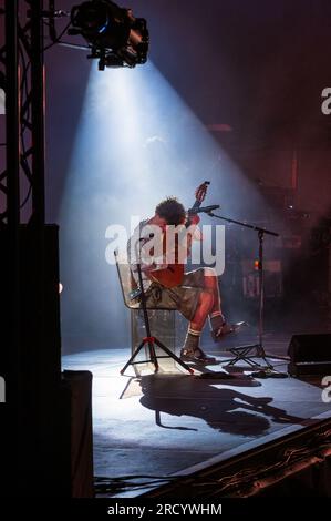 Der spanische Künstler Guitarricadelafuente tritt beim Pirineos Sur International Festival of Cultures in Sallent de Gallego, Huesca, Spanien, auf Stockfoto