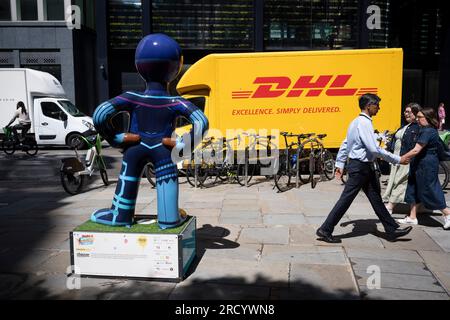 Am 17. Juli 2023 in London, England, steht ein gelber Lieferwagen von DHL und ein Kunstwerk, das von der Versicherungsmarke „Chaucer“ (Teil der China Re Group) in der City of London, dem Finanzviertel der Hauptstadt, gesponsert wird. Stockfoto