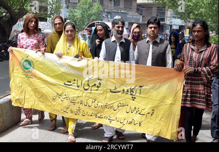 Mitglieder der Transgender Community veranstalten eine Sensibilisierungskampagne zur Unterstützung der Wahlkommission Pakistans, die am Montag, den 17. Juli 2023, im Presseclub Hyderabad stattfindet. Stockfoto