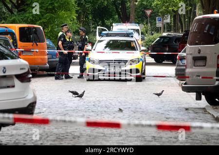 Hamburg, Deutschland. 17. Juli 2023. Die Einsatzkräfte sind in Hamburg im Zusammenhang mit der Entdeckung einer Bombe im Dienst. Während der Bauarbeiten im Hamburger Schanzenviertel wurde am Montag eine britische Luftbombe aus dem Zweiten Weltkrieg entdeckt. Ein großes Kontingent von Polizei und Feuerwehr ist vor Ort. Kredit: Bodo Marks/Bodo Marks/dpa/Alamy Live News Stockfoto