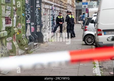 Hamburg, Deutschland. 17. Juli 2023. Die Einsatzkräfte sind in Hamburg im Zusammenhang mit der Entdeckung einer Bombe im Dienst. Während der Bauarbeiten im Hamburger Schanzenviertel wurde am Montag eine britische Luftbombe aus dem Zweiten Weltkrieg entdeckt. Ein großes Kontingent von Polizei und Feuerwehr ist vor Ort. Kredit: Bodo Marks/Bodo Marks/dpa/Alamy Live News Stockfoto