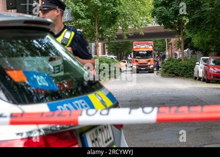 Hamburg, Deutschland. 17. Juli 2023. Die Einsatzkräfte sind in Hamburg im Zusammenhang mit der Entdeckung einer Bombe im Dienst. Während der Bauarbeiten im Hamburger Schanzenviertel wurde am Montag eine britische Luftbombe aus dem Zweiten Weltkrieg entdeckt. Ein großes Kontingent von Polizei und Feuerwehr ist vor Ort. Kredit: Bodo Marks/Bodo Marks/dpa/Alamy Live News Stockfoto