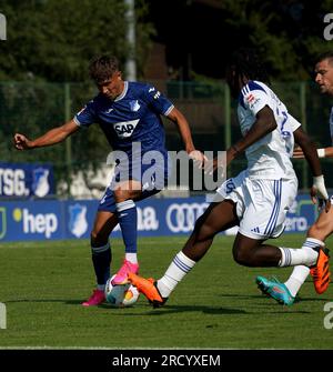 17. Juli 2023, Langauer Sportstadion, Kitzbuhl, TSG Hoffenheim Trainingslager in Kitzbuhl 2023, im Bild Tom Bischof (Hoffenheim), Mouhamadou Diarra (Strassburg) Stockfoto