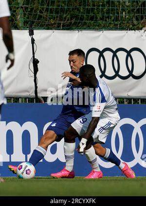 17. Juli 2023, Langauer Sportstadion, Kitzbuhl, TSG Hoffenheim Trainingslager in Kitzbuhl 2023, im Bild Julian Justvan (Hoffenheim), Mouhamadou Diarra (Strassburg) Stockfoto