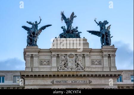 Madrid, Spanien - 9. Februar 2023: Dekorationsskulpturen auf dem Gebäude des Ministerio de Agricultura oder des Landwirtschaftsministeriums. Architektonische Kappe Stockfoto