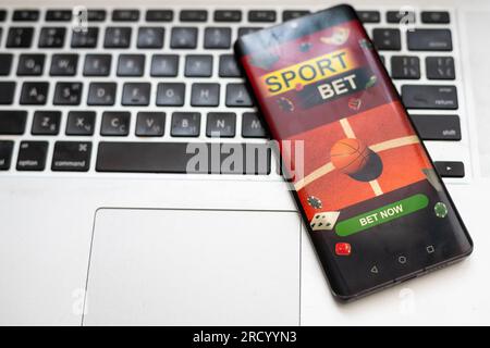 Sport Live-Streaming-Konzept, bei dem Fußball- oder Fußballspiele auf einem Smartphone mit Laptop-Hightech-Hintergrund übertragen werden. Digitaler On-Demand-Zugriff Stockfoto
