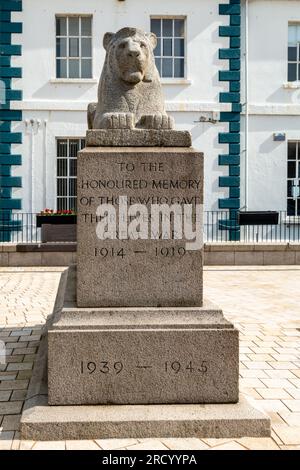 Das Denkmal für den Ersten Weltkrieg und den Zweiten Weltkrieg an der Central Promenade, Newcastle, Co. Down, Nordirland, Großbritannien Stockfoto