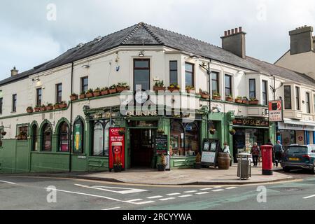 Außenansicht des Quinns Pub an der Central Promenade in Newcastle, Co.Down, Nordirland, Großbritannien. Stockfoto