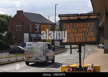 Newcastle, Großbritannien. 17. Juli 2023. Die Clean Air Zone (CAZ), die ab dem 17. Juli 2022 den größten Teil des Stadtzentrums von Newcastle abdecken wird, wird Gebühren für Taxis, Lieferwagen, Busse, Reisebusse und schwere Nutzfahrzeuge nach sich ziehen, die die nationalen Emissionsvorschriften nicht erfüllen. Privatfahrzeuge werden von der CAZ nicht betroffen sein. Die Gebühren für nicht konforme Fahrzeuge, die innerhalb der CAZ fahren, betragen £12,50 $ pro Tag für Lieferwagen und Taxis und £50 $ pro Tag für Busse, Reisebusse und LKW. In Newcastle erstreckt sich die Reinluftzone auf die Strecken im Stadtzentrum über den Fluss Tyne, einschließlich der Brücken Swing, High Level und Redheugh, Newcastle upon Tyne, Vereinigtes Königreich. 17. Juli 20 Stockfoto