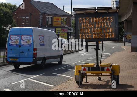 Newcastle, Großbritannien. 17. Juli 2023. Die Clean Air Zone (CAZ), die ab dem 17. Juli 2022 den größten Teil des Stadtzentrums von Newcastle abdecken wird, wird Gebühren für Taxis, Lieferwagen, Busse, Reisebusse und schwere Nutzfahrzeuge nach sich ziehen, die die nationalen Emissionsvorschriften nicht erfüllen. Privatfahrzeuge werden von der CAZ nicht betroffen sein. Die Gebühren für nicht konforme Fahrzeuge, die innerhalb der CAZ fahren, betragen £12,50 $ pro Tag für Lieferwagen und Taxis und £50 $ pro Tag für Busse, Reisebusse und LKW. In Newcastle erstreckt sich die Reinluftzone auf die Strecken im Stadtzentrum über den Fluss Tyne, einschließlich der Brücken Swing, High Level und Redheugh, Newcastle upon Tyne, Vereinigtes Königreich. 17. Juli 20 Stockfoto