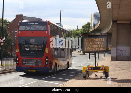 Newcastle, Großbritannien. 17. Juli 2023. Die Clean Air Zone (CAZ), die ab dem 17. Juli 2022 den größten Teil des Stadtzentrums von Newcastle abdecken wird, wird Gebühren für Taxis, Lieferwagen, Busse, Reisebusse und schwere Nutzfahrzeuge nach sich ziehen, die die nationalen Emissionsvorschriften nicht erfüllen. Privatfahrzeuge werden von der CAZ nicht betroffen sein. Die Gebühren für nicht konforme Fahrzeuge, die innerhalb der CAZ fahren, betragen £12,50 $ pro Tag für Lieferwagen und Taxis und £50 $ pro Tag für Busse, Reisebusse und LKW. In Newcastle erstreckt sich die Reinluftzone auf die Strecken im Stadtzentrum über den Fluss Tyne, einschließlich der Brücken Swing, High Level und Redheugh, Newcastle upon Tyne, Vereinigtes Königreich. 17. Juli 20 Stockfoto