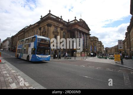 Newcastle, Großbritannien. 17. Juli 2023. Die Clean Air Zone (CAZ), die ab dem 17. Juli 2022 den größten Teil des Stadtzentrums von Newcastle abdecken wird, wird Gebühren für Taxis, Lieferwagen, Busse, Reisebusse und schwere Nutzfahrzeuge nach sich ziehen, die die nationalen Emissionsvorschriften nicht erfüllen. Privatfahrzeuge werden von der CAZ nicht betroffen sein. Die Gebühren für nicht konforme Fahrzeuge, die innerhalb der CAZ fahren, betragen £12,50 $ pro Tag für Lieferwagen und Taxis und £50 $ pro Tag für Busse, Reisebusse und LKW. In Newcastle erstreckt sich die Reinluftzone auf die Strecken im Stadtzentrum über den Fluss Tyne, einschließlich der Brücken Swing, High Level und Redheugh, Newcastle upon Tyne, Vereinigtes Königreich. 17. Juli 20 Stockfoto