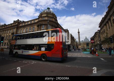 Newcastle, Großbritannien. 17. Juli 2023. Die Clean Air Zone (CAZ), die ab dem 17. Juli 2022 den größten Teil des Stadtzentrums von Newcastle abdecken wird, wird Gebühren für Taxis, Lieferwagen, Busse, Reisebusse und schwere Nutzfahrzeuge nach sich ziehen, die die nationalen Emissionsvorschriften nicht erfüllen. Privatfahrzeuge werden von der CAZ nicht betroffen sein. Die Gebühren für nicht konforme Fahrzeuge, die innerhalb der CAZ fahren, betragen £12,50 $ pro Tag für Lieferwagen und Taxis und £50 $ pro Tag für Busse, Reisebusse und LKW. In Newcastle erstreckt sich die Reinluftzone auf die Strecken im Stadtzentrum über den Fluss Tyne, einschließlich der Brücken Swing, High Level und Redheugh, Newcastle upon Tyne, Vereinigtes Königreich. 17. Juli 20 Stockfoto