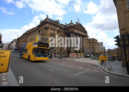 Newcastle, Großbritannien. 17. Juli 2023. Die Clean Air Zone (CAZ), die ab dem 17. Juli 2022 den größten Teil des Stadtzentrums von Newcastle abdecken wird, wird Gebühren für Taxis, Lieferwagen, Busse, Reisebusse und schwere Nutzfahrzeuge nach sich ziehen, die die nationalen Emissionsvorschriften nicht erfüllen. Privatfahrzeuge werden von der CAZ nicht betroffen sein. Die Gebühren für nicht konforme Fahrzeuge, die innerhalb der CAZ fahren, betragen £12,50 $ pro Tag für Lieferwagen und Taxis und £50 $ pro Tag für Busse, Reisebusse und LKW. In Newcastle erstreckt sich die Reinluftzone auf die Strecken im Stadtzentrum über den Fluss Tyne, einschließlich der Brücken Swing, High Level und Redheugh, Newcastle upon Tyne, Vereinigtes Königreich. 17. Juli 20 Stockfoto