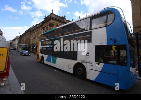 Newcastle, Großbritannien. 17. Juli 2023. Die Clean Air Zone (CAZ), die ab dem 17. Juli 2022 den größten Teil des Stadtzentrums von Newcastle abdecken wird, wird Gebühren für Taxis, Lieferwagen, Busse, Reisebusse und schwere Nutzfahrzeuge nach sich ziehen, die die nationalen Emissionsvorschriften nicht erfüllen. Privatfahrzeuge werden von der CAZ nicht betroffen sein. Die Gebühren für nicht konforme Fahrzeuge, die innerhalb der CAZ fahren, betragen £12,50 $ pro Tag für Lieferwagen und Taxis und £50 $ pro Tag für Busse, Reisebusse und LKW. In Newcastle erstreckt sich die Reinluftzone auf die Strecken im Stadtzentrum über den Fluss Tyne, einschließlich der Brücken Swing, High Level und Redheugh, Newcastle upon Tyne, Vereinigtes Königreich. 17. Juli 20 Stockfoto