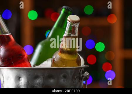 Eimer mit Flaschen kaltes Bier in der Bar, Nahaufnahme Stockfoto