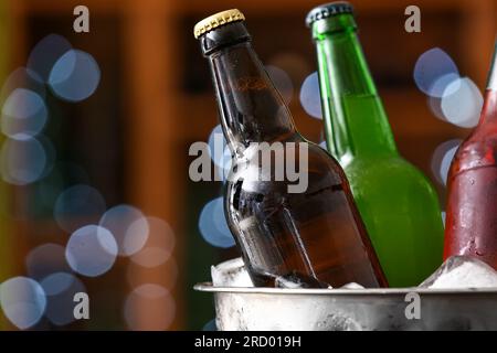 Eimer mit Flaschen kaltes Bier in der Bar, Nahaufnahme Stockfoto