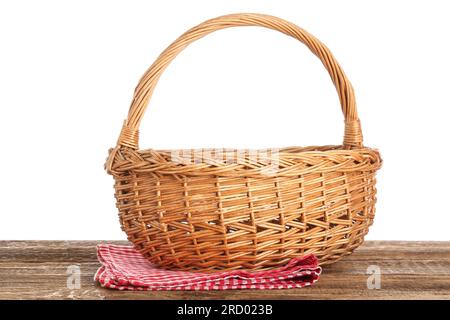 Picknickkorb aus Korb und Serviette auf Holztisch vor weißem Hintergrund Stockfoto