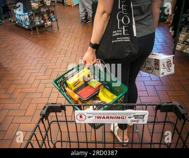 Einkäufer online beim Checkout im Supermarkt in New York am Sonntag, den 16. Juli 2023. Im Krieg der Federal Reserve gegen die Inflation wurde berichtet, dass die Verbraucherpreise im Juni nur um 3% pro Jahr gestiegen sind, verglichen mit dem erdrückenden vierzehnjährigen Höchststand von 9,1% pro Jahr. (© Richard B. Levine) Stockfoto