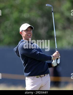 Hoylake, Merseyside, Großbritannien. 17. Juli 2023; 17. Juli 2023; Royal Liverpool Golf Club, Hoylake, Merseyside, England: The Open Championship Practice Day; Rory McIlroy (NIR) spielt sein Annäherungsbild im 2.-Loch Credit: Action Plus Sports Images/Alamy Live News Stockfoto