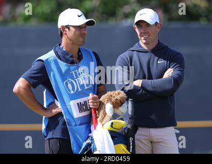 Hoylake, Merseyside, Großbritannien. 17. Juli 2023; 17. Juli 2023; Royal Liverpool Golf Club, Hoylake, Merseyside, England: Der Open Championship Practice Day; Rory McIlroy (NIR) mit seinem Caddie Harry Diamond auf dem 2.-Loch Credit: Action Plus Sports Images/Alamy Live News Stockfoto