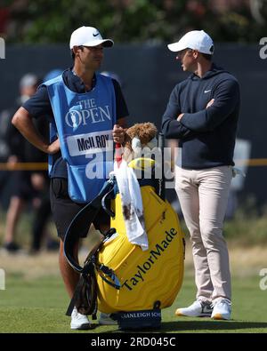 Hoylake, Merseyside, Großbritannien. 17. Juli 2023; 17. Juli 2023; Royal Liverpool Golf Club, Hoylake, Merseyside, England: Der Open Championship Practice Day; Rory McIlroy (NIR) mit seinem Caddie Harry Diamond auf dem 2.-Loch Credit: Action Plus Sports Images/Alamy Live News Stockfoto