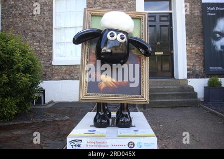 Newcastle, Großbritannien. 17. Juli 2023. Shaun the Sheep on the Tyne, 50 individuell dekorierte Skulpturen der Figur werden für 10 Wochen in Straßen, Parks und öffentlichen Bereichen platziert, von Montag, 17. Juli bis Freitag, 22. September 2023. Shaun, das Schaf auf dem Tyne, wird von St. Oswalds Hospiz präsentiert und sammelt Spenden für dieses Hospiz. Die Wohltätigkeitsorganisation arbeitet mit den kreativen Produzenten Wild in Art, Shaun, dem Schaffe Aardman, zusammen. Kredit: DEW/Alamy Live News Stockfoto