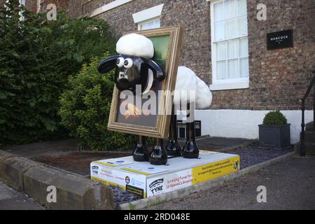 Newcastle, Großbritannien. 17. Juli 2023. Shaun the Sheep on the Tyne, 50 individuell dekorierte Skulpturen der Figur werden für 10 Wochen in Straßen, Parks und öffentlichen Bereichen platziert, von Montag, 17. Juli bis Freitag, 22. September 2023. Shaun, das Schaf auf dem Tyne, wird von St. Oswalds Hospiz präsentiert und sammelt Spenden für dieses Hospiz. Die Wohltätigkeitsorganisation arbeitet mit den kreativen Produzenten Wild in Art, Shaun, dem Schaffe Aardman, zusammen. Kredit: DEW/Alamy Live News Stockfoto