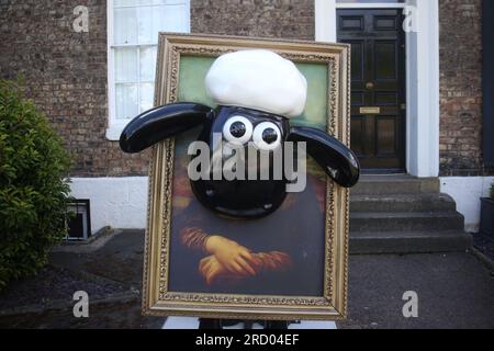 Newcastle, Großbritannien. 17. Juli 2023. Shaun the Sheep on the Tyne, 50 individuell dekorierte Skulpturen der Figur werden für 10 Wochen in Straßen, Parks und öffentlichen Bereichen platziert, von Montag, 17. Juli bis Freitag, 22. September 2023. Shaun, das Schaf auf dem Tyne, wird von St. Oswalds Hospiz präsentiert und sammelt Spenden für dieses Hospiz. Die Wohltätigkeitsorganisation arbeitet mit den kreativen Produzenten Wild in Art, Shaun, dem Schaffe Aardman, zusammen. Kredit: DEW/Alamy Live News Stockfoto