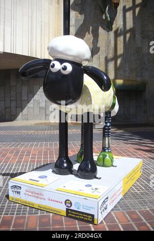 Newcastle, Großbritannien. 17. Juli 2023. Shaun the Sheep on the Tyne, 50 individuell dekorierte Skulpturen der Figur werden für 10 Wochen in Straßen, Parks und öffentlichen Bereichen platziert, von Montag, 17. Juli bis Freitag, 22. September 2023. Shaun, das Schaf auf dem Tyne, wird von St. Oswalds Hospiz präsentiert und sammelt Spenden für dieses Hospiz. Die Wohltätigkeitsorganisation arbeitet mit den kreativen Produzenten Wild in Art, Shaun, dem Schaffe Aardman, zusammen. Kredit: DEW/Alamy Live News Stockfoto