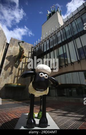 Newcastle, Großbritannien. 17. Juli 2023. Shaun the Sheep on the Tyne, 50 individuell dekorierte Skulpturen der Figur werden für 10 Wochen in Straßen, Parks und öffentlichen Bereichen platziert, von Montag, 17. Juli bis Freitag, 22. September 2023. Shaun, das Schaf auf dem Tyne, wird von St. Oswalds Hospiz präsentiert und sammelt Spenden für dieses Hospiz. Die Wohltätigkeitsorganisation arbeitet mit den kreativen Produzenten Wild in Art, Shaun, dem Schaffe Aardman, zusammen. Kredit: DEW/Alamy Live News Stockfoto