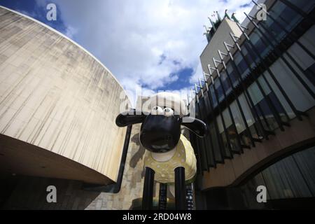 Newcastle, Großbritannien. 17. Juli 2023. Shaun the Sheep on the Tyne, 50 individuell dekorierte Skulpturen der Figur werden für 10 Wochen in Straßen, Parks und öffentlichen Bereichen platziert, von Montag, 17. Juli bis Freitag, 22. September 2023. Shaun, das Schaf auf dem Tyne, wird von St. Oswalds Hospiz präsentiert und sammelt Spenden für dieses Hospiz. Die Wohltätigkeitsorganisation arbeitet mit den kreativen Produzenten Wild in Art, Shaun, dem Schaffe Aardman, zusammen. Kredit: DEW/Alamy Live News Stockfoto