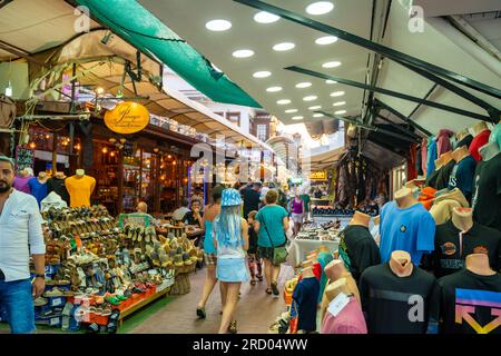 Fethiye, Türkei - 9. Juni 2023: Altstadt in Fethiye oder Fußgängerzone Paspatur mit kleinen Geschäften und Restaurants, Türkei Stockfoto