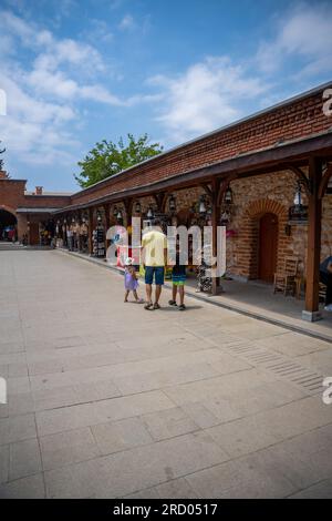 Alanya, Türkei - 12. Juni 2023: Tourismusmarkt mit Souvenirs in der Altstadt von Alanya nahe der mittelalterlichen Burg Alanya, Türkei Stockfoto