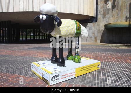 Newcastle, Großbritannien. 17. Juli 2023. Shaun the Sheep on the Tyne, 50 individuell dekorierte Skulpturen der Figur werden für 10 Wochen in Straßen, Parks und öffentlichen Bereichen platziert, von Montag, 17. Juli bis Freitag, 22. September 2023. Shaun, das Schaf auf dem Tyne, wird von St. Oswalds Hospiz präsentiert und sammelt Spenden für dieses Hospiz. Die Wohltätigkeitsorganisation arbeitet mit den kreativen Produzenten Wild in Art, Shaun, dem Schaffe Aardman, zusammen. Kredit: DEW/Alamy Live News Stockfoto