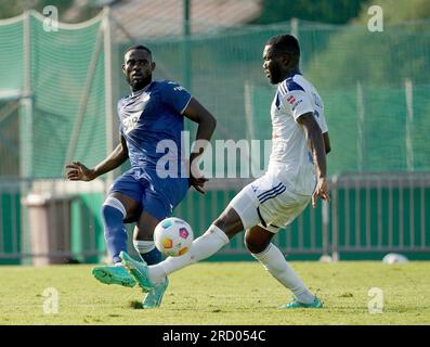 17. Juli 2023, Langauer Sportstadion, Kitzbuhl, TSG Hoffenheim Trainingslager in Kitzbuhl 2023, im Bild Kasim Adams (Hoffenheim). Lucas Perrin (Straßburg) Stockfoto