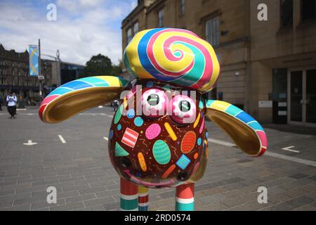 Newcastle, Großbritannien. 17. Juli 2023. Shaun the Sheep on the Tyne, 50 individuell dekorierte Skulpturen der Figur werden für 10 Wochen in Straßen, Parks und öffentlichen Bereichen platziert, von Montag, 17. Juli bis Freitag, 22. September 2023. Shaun, das Schaf auf dem Tyne, wird von St. Oswalds Hospiz präsentiert und sammelt Spenden für dieses Hospiz. Die Wohltätigkeitsorganisation arbeitet mit den kreativen Produzenten Wild in Art, Shaun, dem Schaffe Aardman, zusammen. Kredit: DEW/Alamy Live News Stockfoto