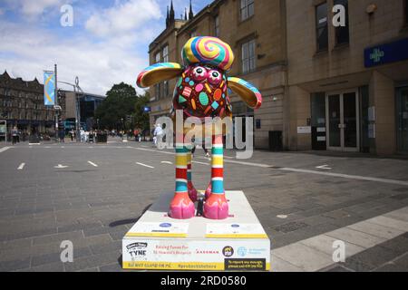 Newcastle, Großbritannien. 17. Juli 2023. Shaun the Sheep on the Tyne, 50 individuell dekorierte Skulpturen der Figur werden für 10 Wochen in Straßen, Parks und öffentlichen Bereichen platziert, von Montag, 17. Juli bis Freitag, 22. September 2023. Shaun, das Schaf auf dem Tyne, wird von St. Oswalds Hospiz präsentiert und sammelt Spenden für dieses Hospiz. Die Wohltätigkeitsorganisation arbeitet mit den kreativen Produzenten Wild in Art, Shaun, dem Schaffe Aardman, zusammen. Kredit: DEW/Alamy Live News Stockfoto