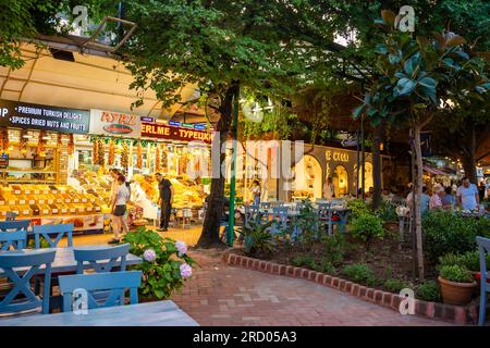 Fethiye, Türkei - 9. Juni 2023: Altstadt in Fethiye oder Fußgängerzone Paspatur mit kleinen Geschäften und Restaurants, Türkei Stockfoto