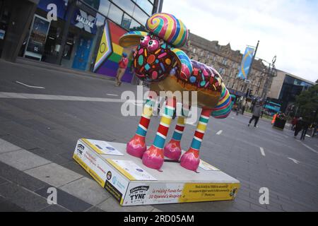 Newcastle, Großbritannien. 17. Juli 2023. Shaun the Sheep on the Tyne, 50 individuell dekorierte Skulpturen der Figur werden für 10 Wochen in Straßen, Parks und öffentlichen Bereichen platziert, von Montag, 17. Juli bis Freitag, 22. September 2023. Shaun, das Schaf auf dem Tyne, wird von St. Oswalds Hospiz präsentiert und sammelt Spenden für dieses Hospiz. Die Wohltätigkeitsorganisation arbeitet mit den kreativen Produzenten Wild in Art, Shaun, dem Schaffe Aardman, zusammen. Kredit: DEW/Alamy Live News Stockfoto