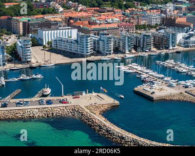 Blick auf das Stadtzentrum von Helsinborg und den Hafen von Helsingborg in Schweden. Stockfoto