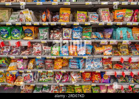 Italien - 17. Juli 2023: Süßigkeiten verschiedener Arten und Marken in Packungen zum Verkauf in italienischen Supermarktregalen Stockfoto