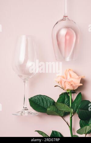 Rosenwein und pastellfarbene Rose, Draufsicht. Konzept der Weinprobe. Stockfoto